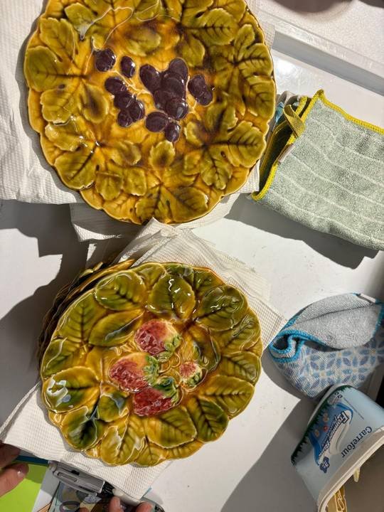 Deux assiettes en barbotine à décor de feuilles de vigne et de fruits