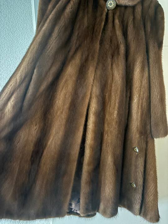 Manteau de fourrure brune suspendu à un cintre