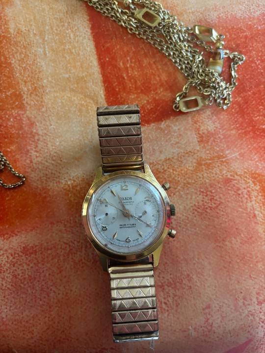 Montre ancienne à cadran bleu clair et bracelet extensible en acier