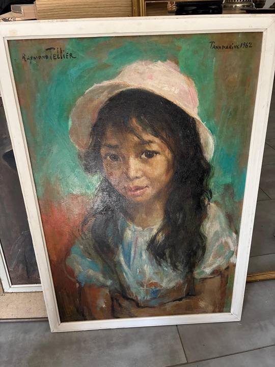 Portrait à l'huile d'une fillette coiffée d'un chapeau rose