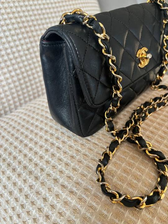 Sac à main en cuir noir matelassé à chaîne dorée