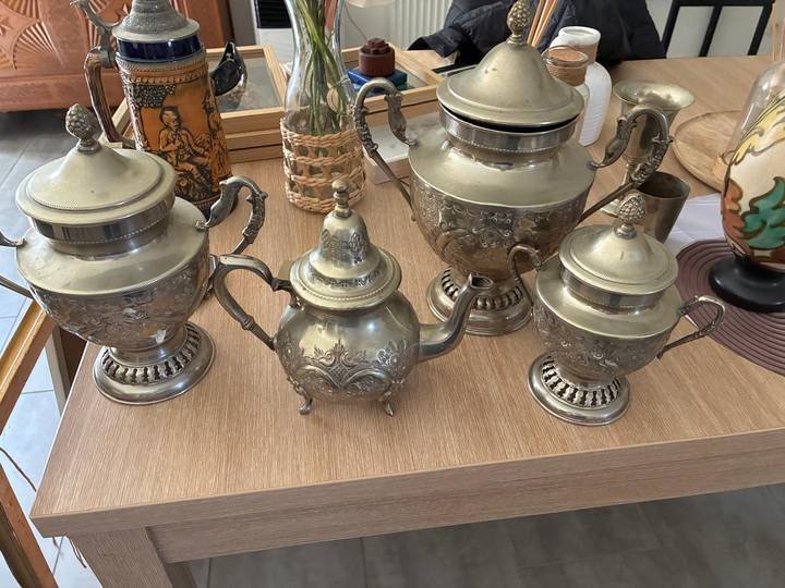 Ensemble de théières et sucriers en métal argenté ciselé