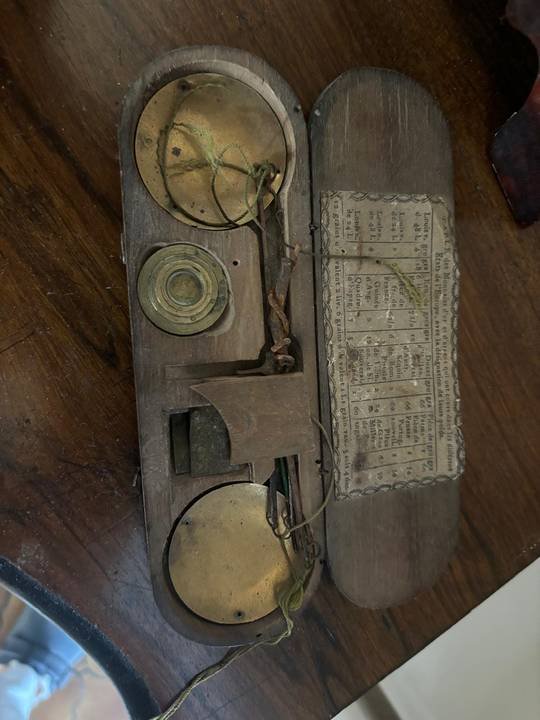 Trébuchet de changeur ancien dans son coffret en bois, avec ses poids en laiton