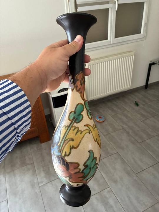Grand vase soliflore en céramique peinte de motifs floraux